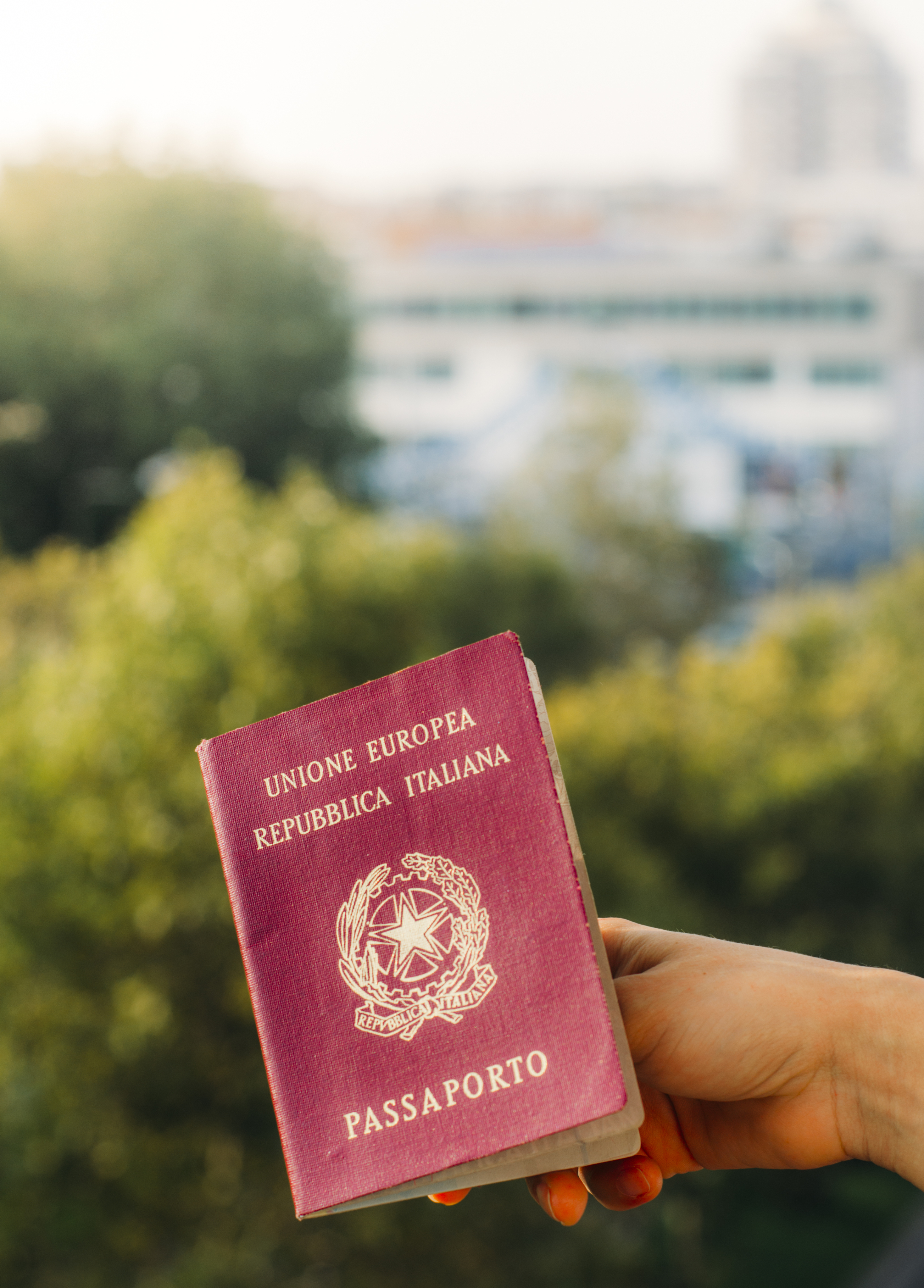 foto de uma mão segurando um passaporte!